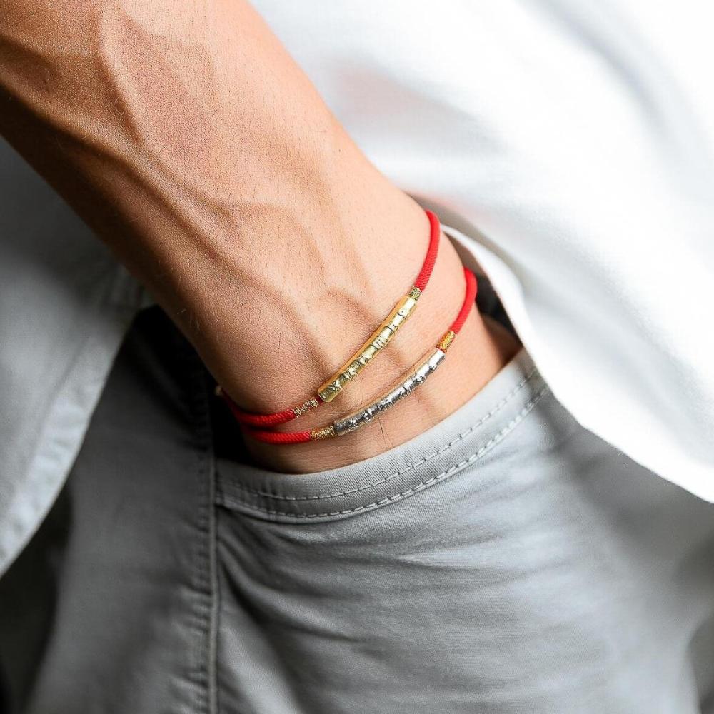 Rotes-Tibet-Armband – Handgemachter -Glücksbringer-aus-rotem-Strick