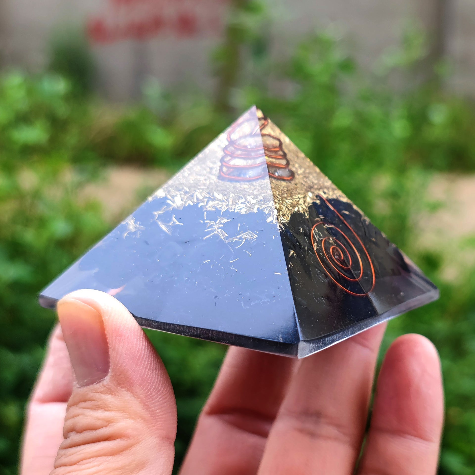 Schwarze_Turmalin_Orgonit_Schutz_Pyramide_Schutze_Dein_Zuhause
