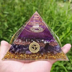 Orgonit -Pyramide -mit -Klarer -Kristallpfeiler & Amethyst – OM & Blume -des -Lebens-10 cm
