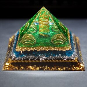 Große Orgonit Pyramide 12 cm mit weißer Kristallsäule, blauem Glas & Kupferspirale.